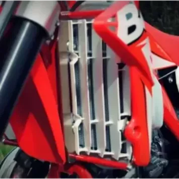 Protection radiateur AXP rouge RR250/RR300 2013-2016